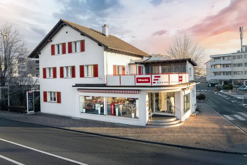 Das Geschäftshaus auf dem Mutschellen in der Abendstimmung