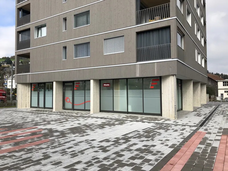 Geschäftssitz der Elektro Fröhli AG mit Firmenlogo an der Fassade