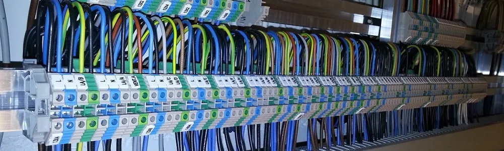 Sauber verdrahtete Klemmen und Leitungen in einer Elektroinstallation