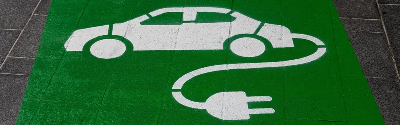 Markierter Parkplatz mit Symbol für Elektroauto-Laden