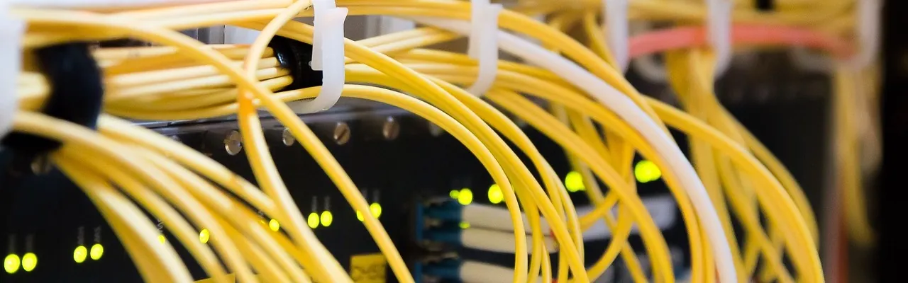 Gelbe Glasfaser-Patchkabel in einem Netzwerkschrank