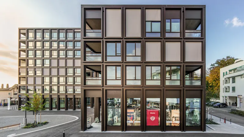 Fassade des Gebäudes am Mutschellenplatz in der Abendsonne