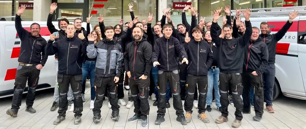 Mitarbeitende feiern gemeinsam